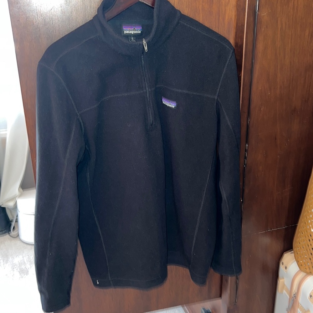 Men’s size medium patagonia fleece 1/4 quarter zip up